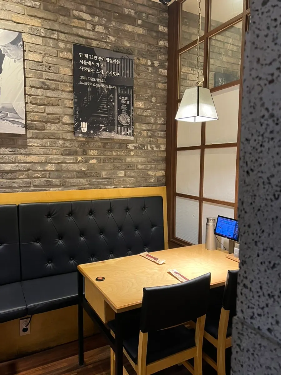 Table seating in the inner section