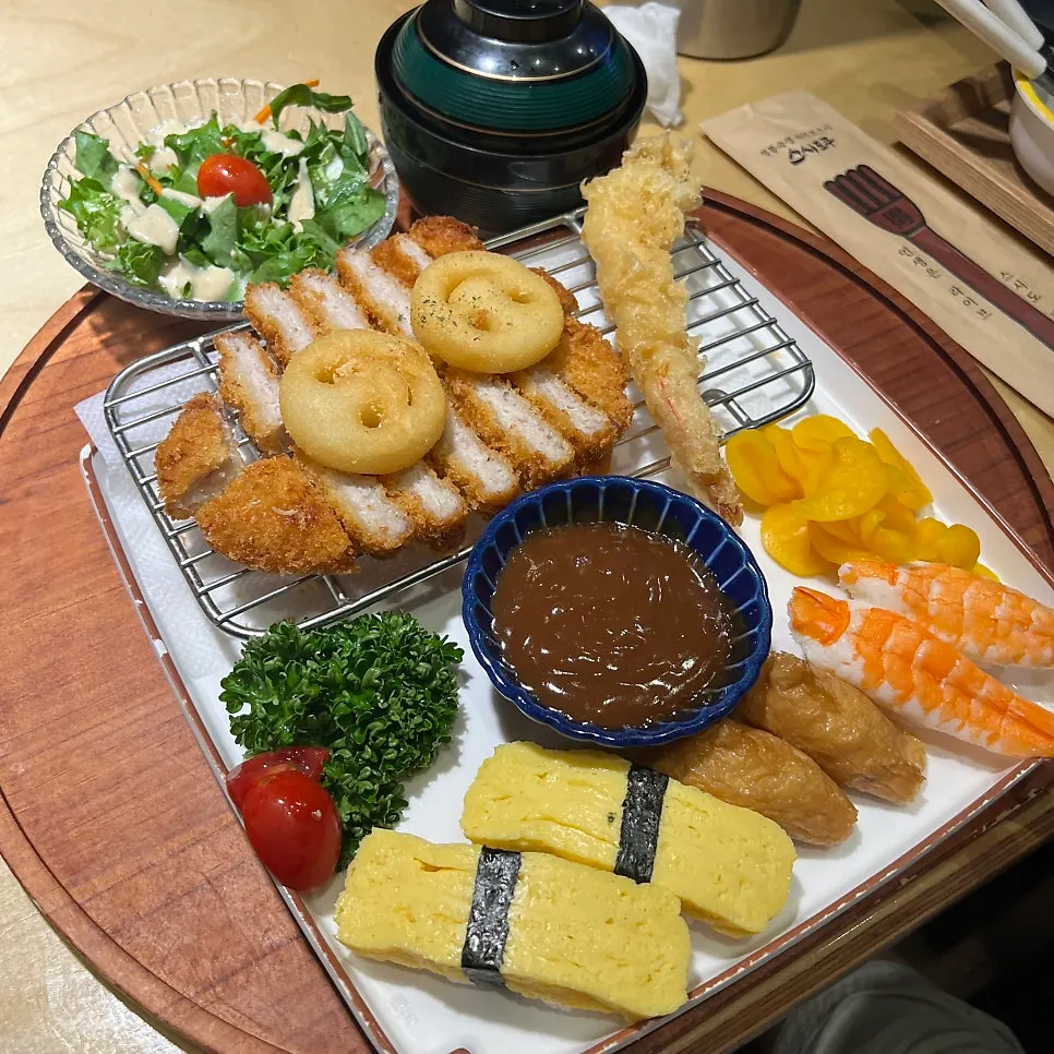 ₩9,900 kids' set with sushi and pork cutlet