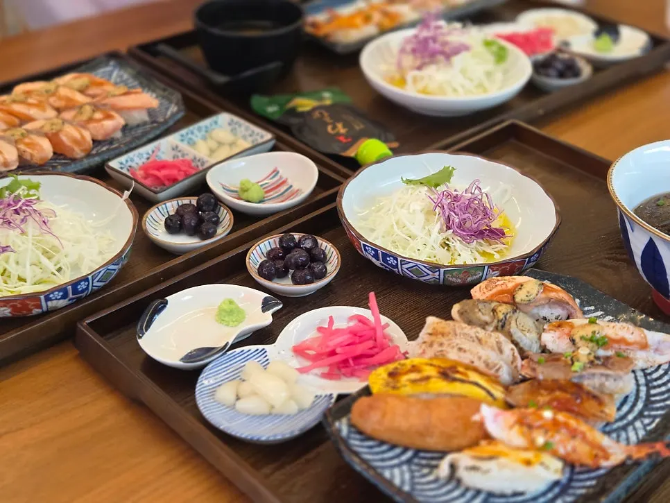 동시에 차려진 스시화 불초밥 세트 상차림