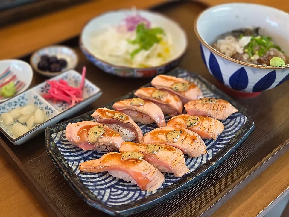 밥 양이 적당한 연어 불초밥