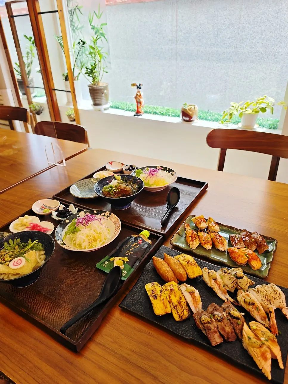 Plate of 27 pieces of flame sushi from Sushi Hwa's set