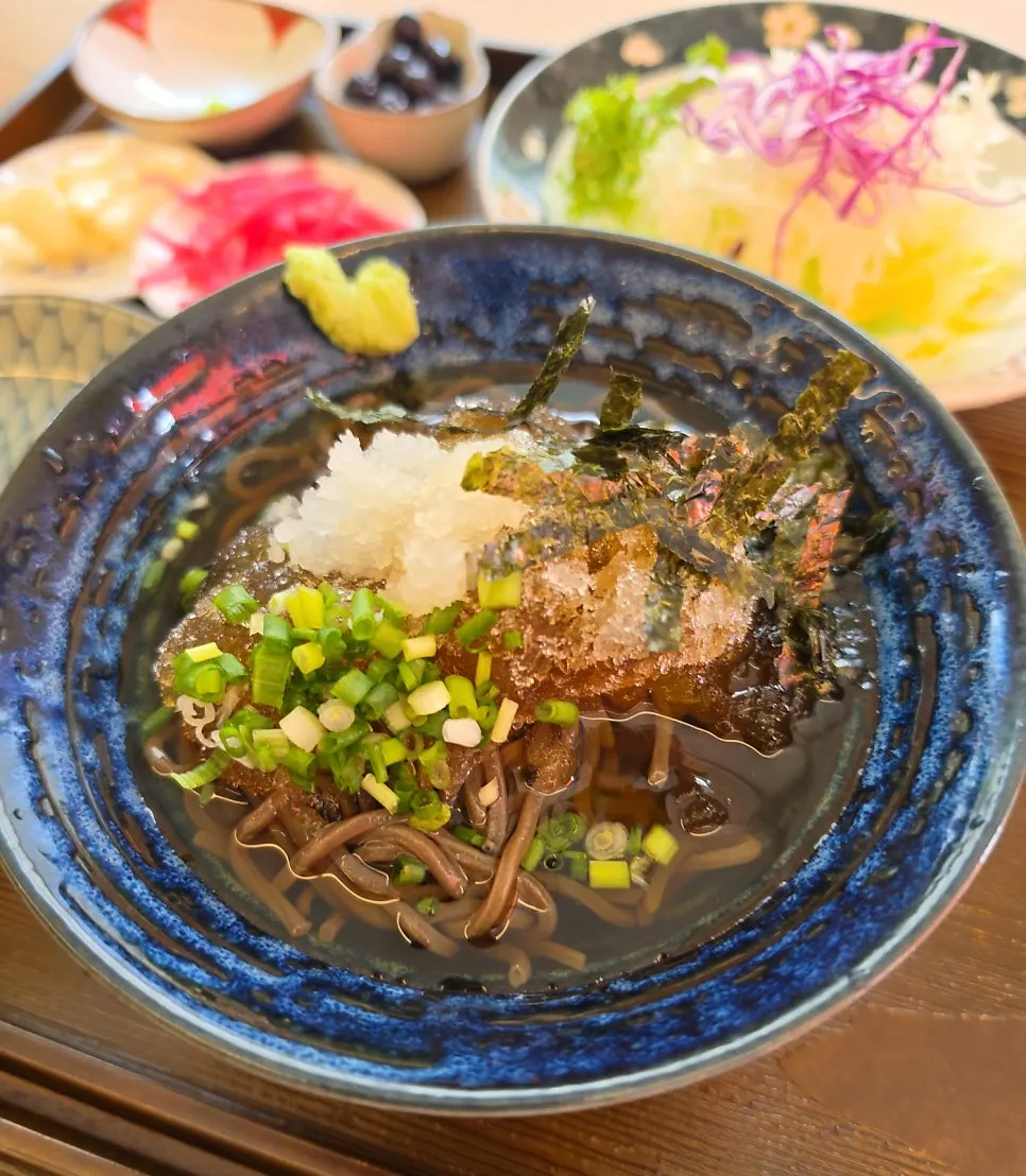Udon and cold buckwheat noodles included in the set