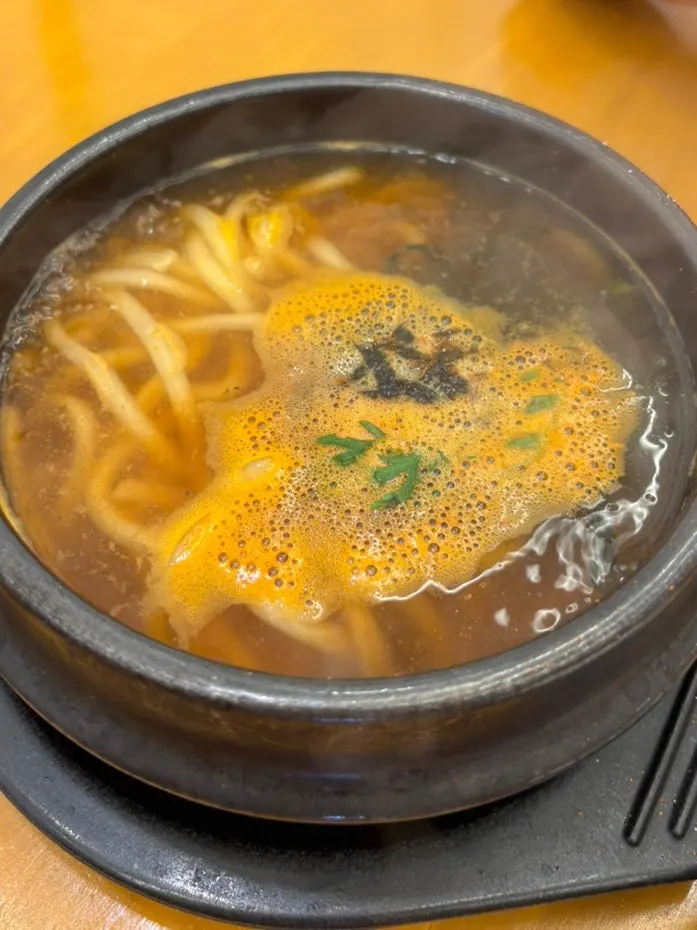뚝배기에 끓고 있는 나루우동