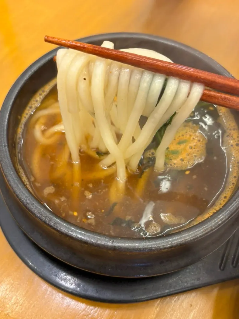 매콤한 국물의 뚝배기 나루우동 클로즈업