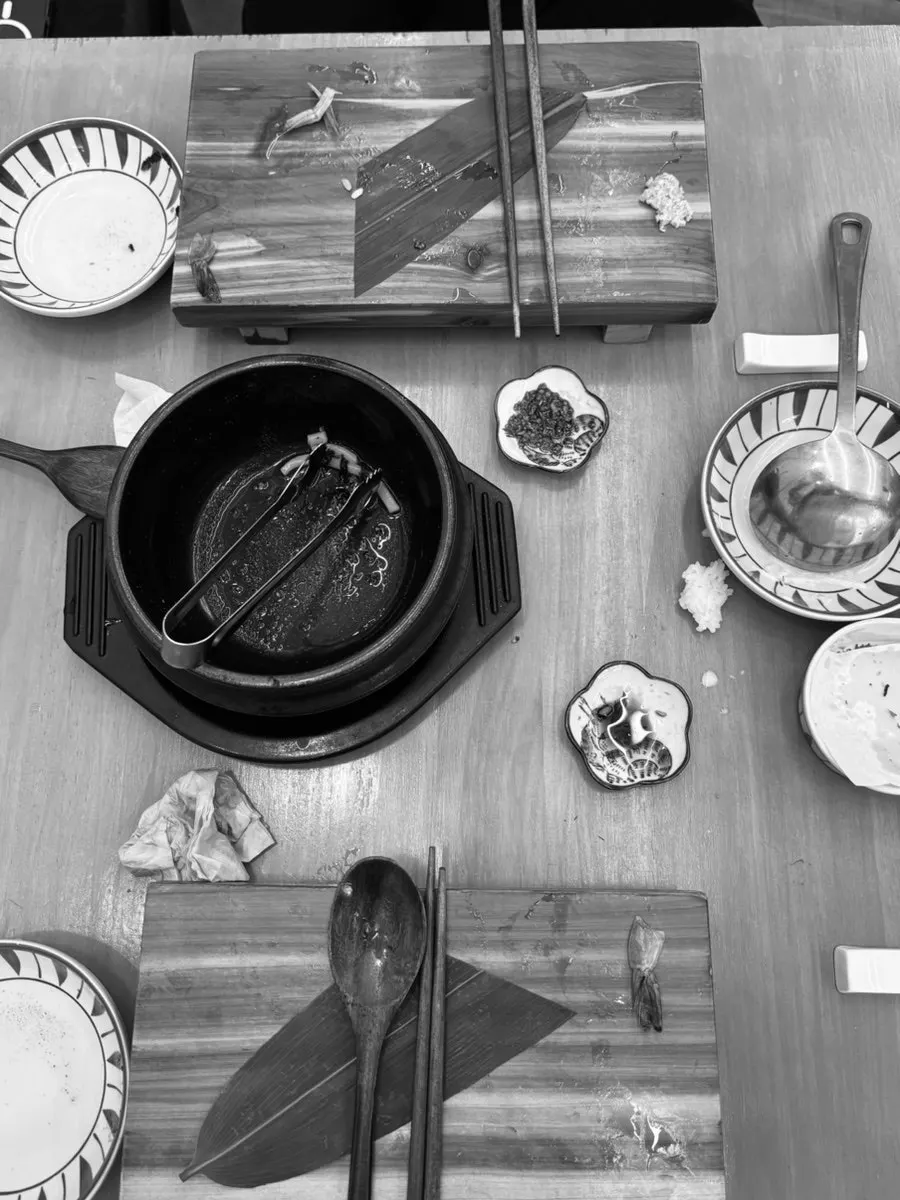 싹 비운 초밥 접시와 우동 뚝배기