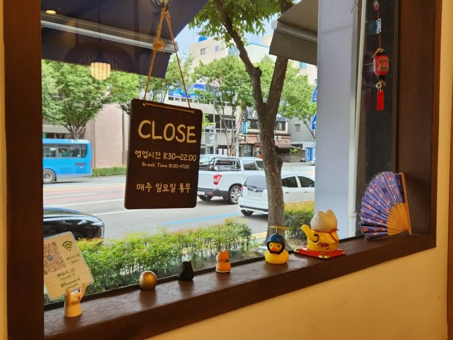 입구 큰 창 앞 2인 좌석