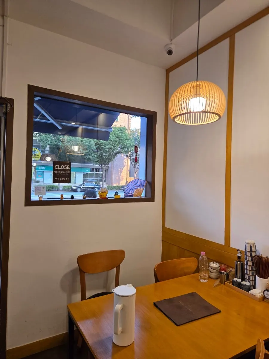 Hall table seating at Sushi Naru Yeongdae Hospital Main Branch