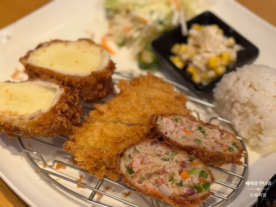 치즈롤가츠와 볼카츠가 담긴 모둠 돈가스 접시