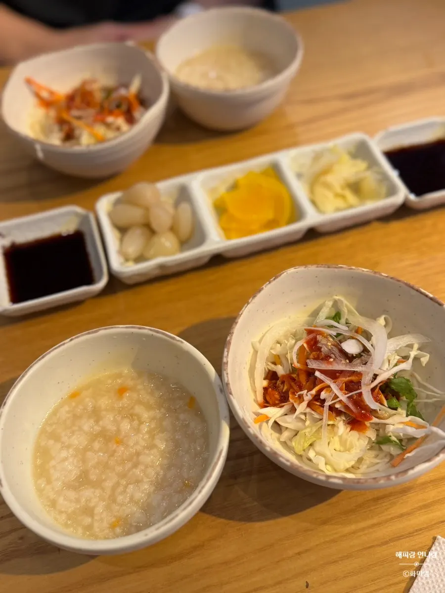 커플세트에 포함된 죽과 비빔국수