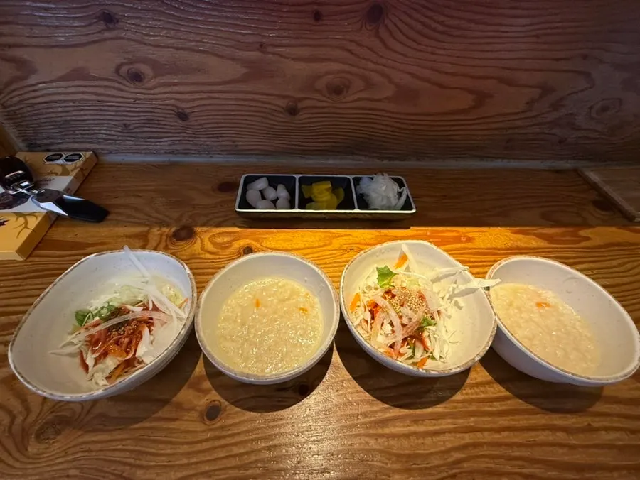 식전으로 나온 비빔국수와 야채죽