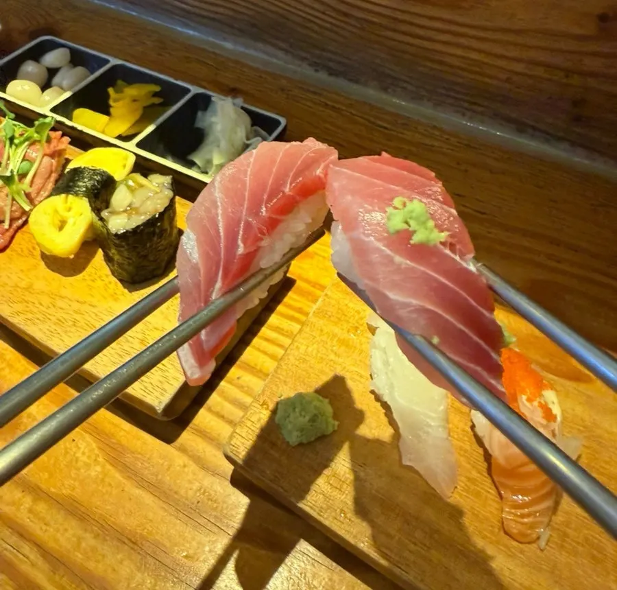 커플이 초밥으로 짠 하는 장면