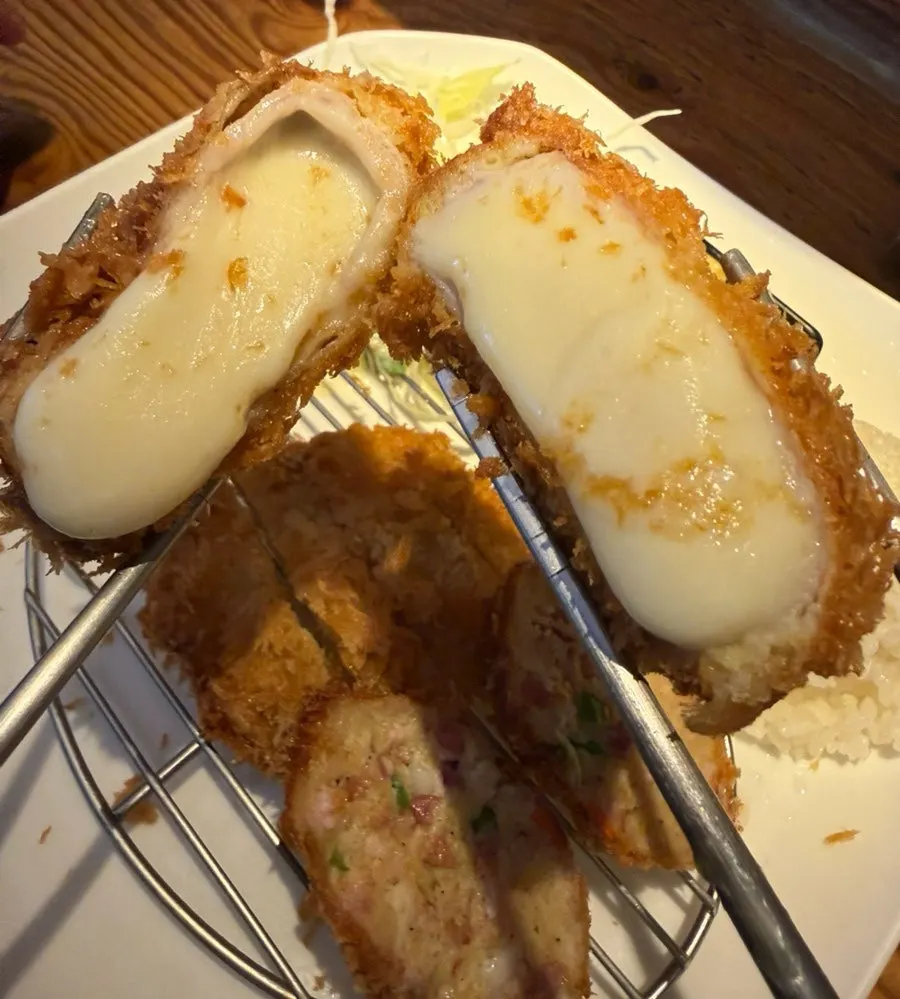 치즈가 흘러내리는 치즈 돈가스