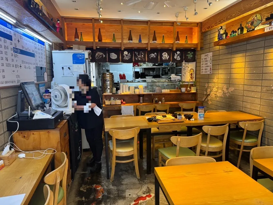 Compact interior of Susi Seon Bangi Branch with about four tables