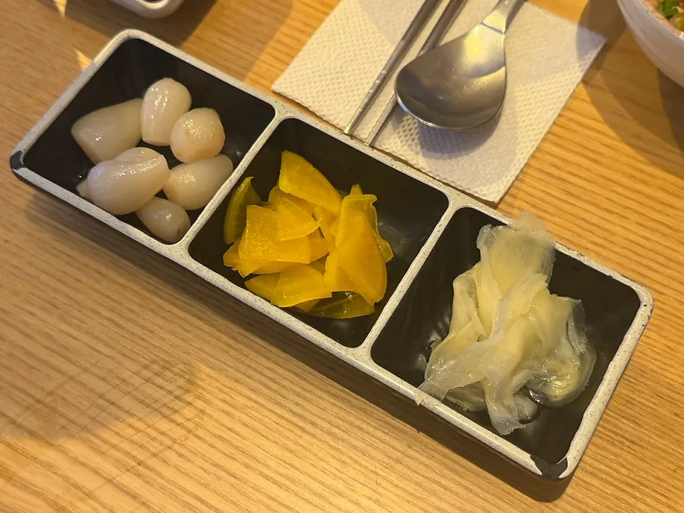 식전에 나온 죽과 쫄면, 생강 단무지 반찬