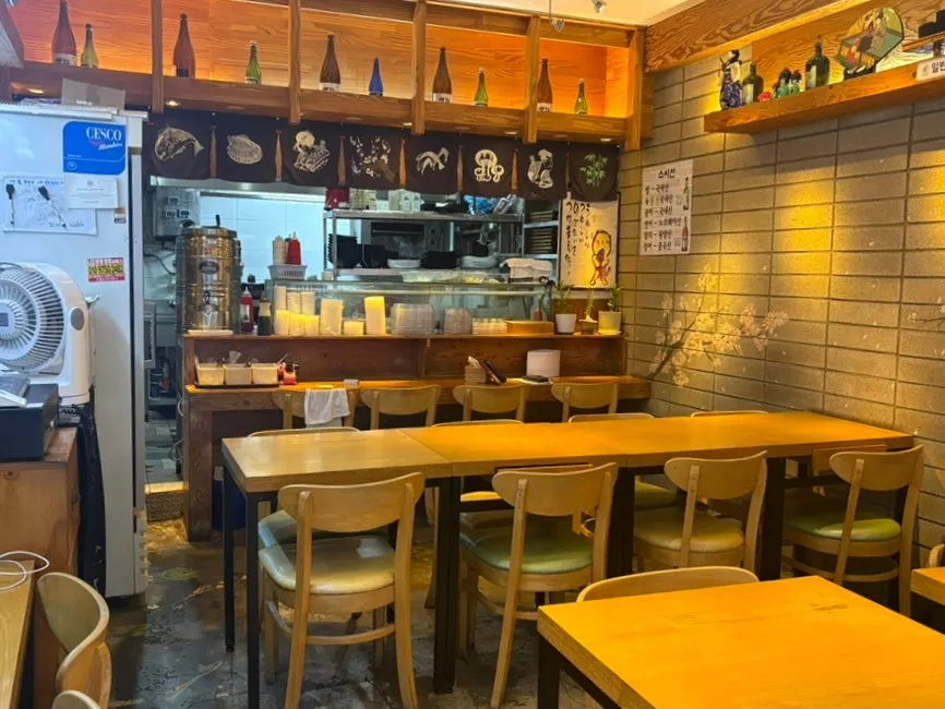 Interior of Susi Seon Bangi Branch with counter seats and tables