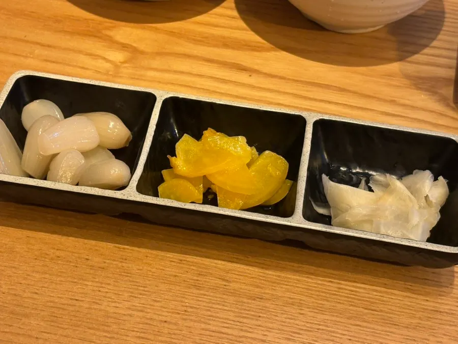 Basic side dishes of rakkyo, pickled radish, and ginger