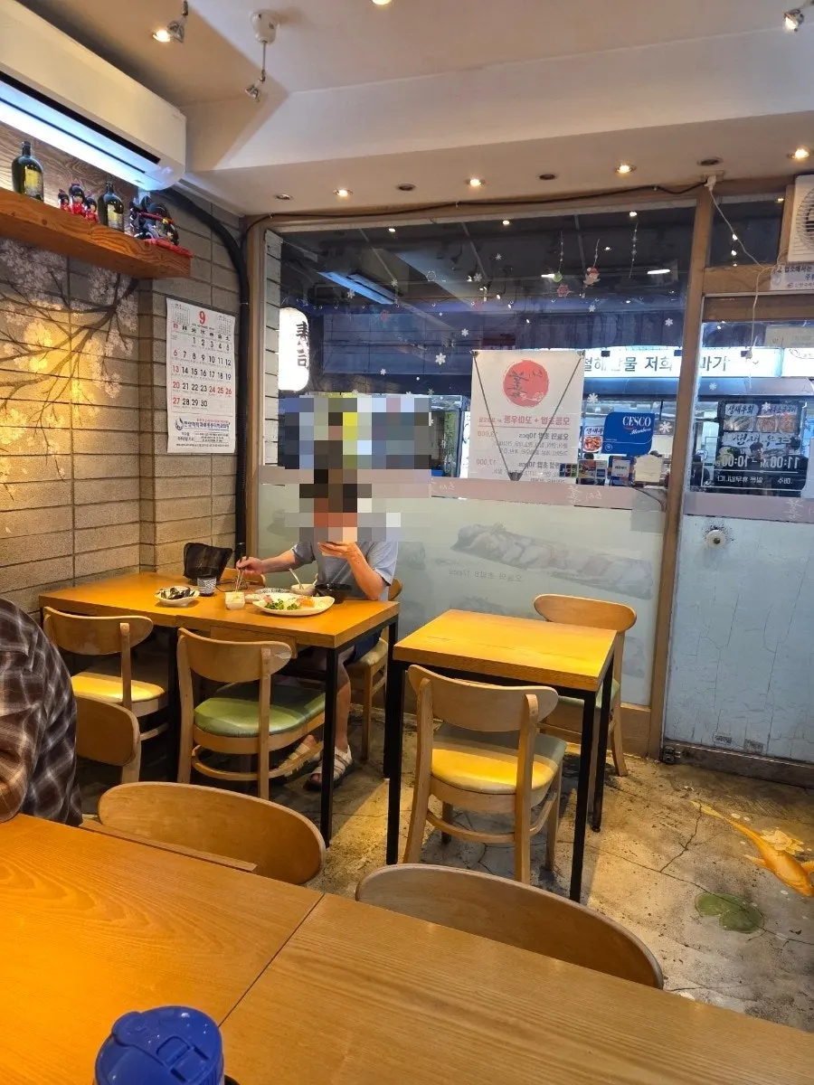 Interior of Susi Seon Bangi Branch with wooden tables