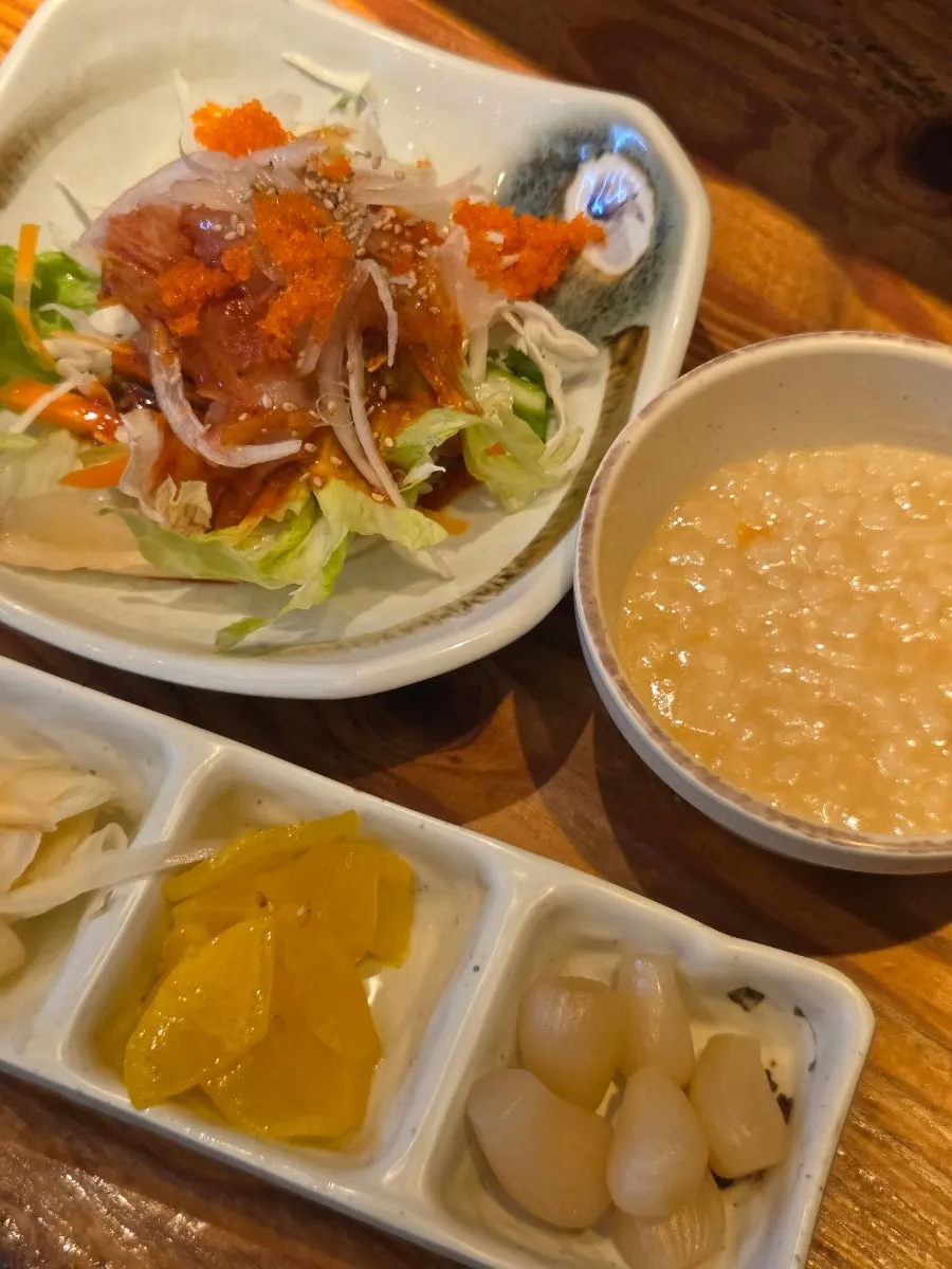 Warm porridge and salad served before the meal