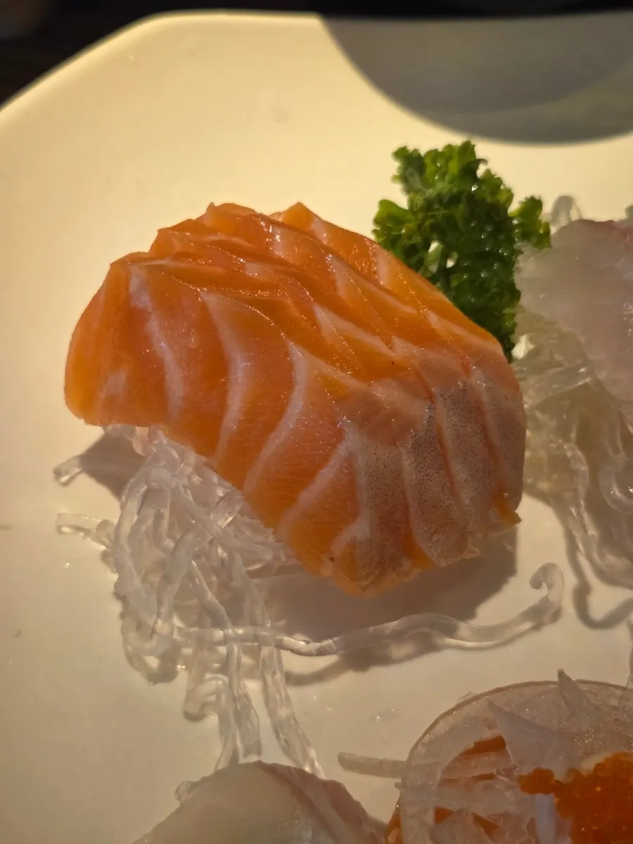5 pieces of sushi included in the sashimi set