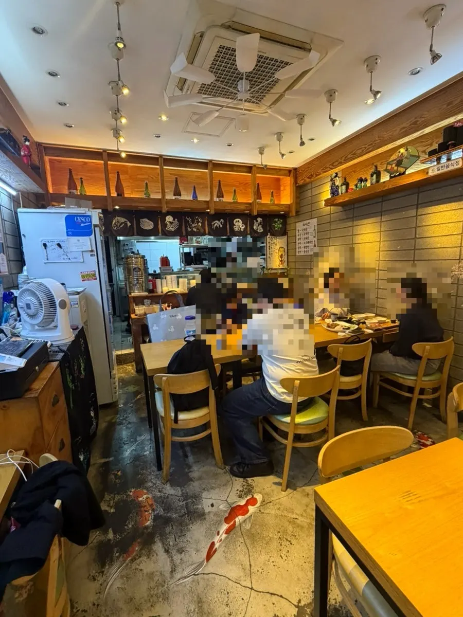Open kitchen and seating at Susi Seon Bangi Branch