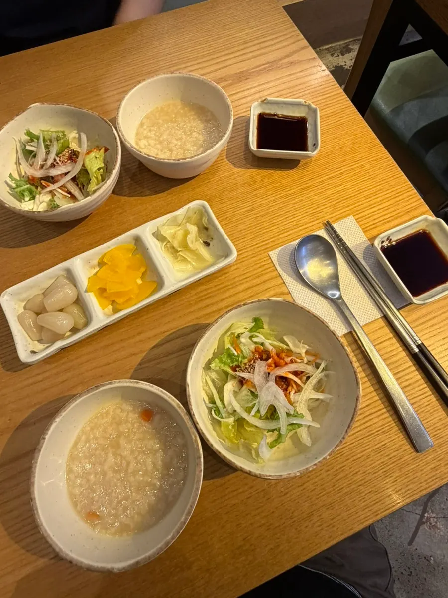 Seasoned noodles and porridge served before the sushi