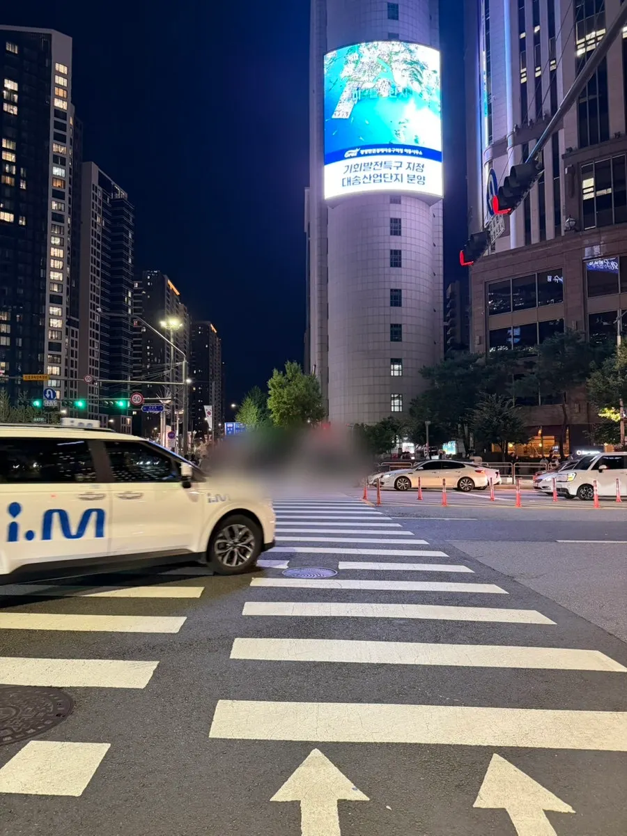 Walking straight toward the Songpa-gu Office