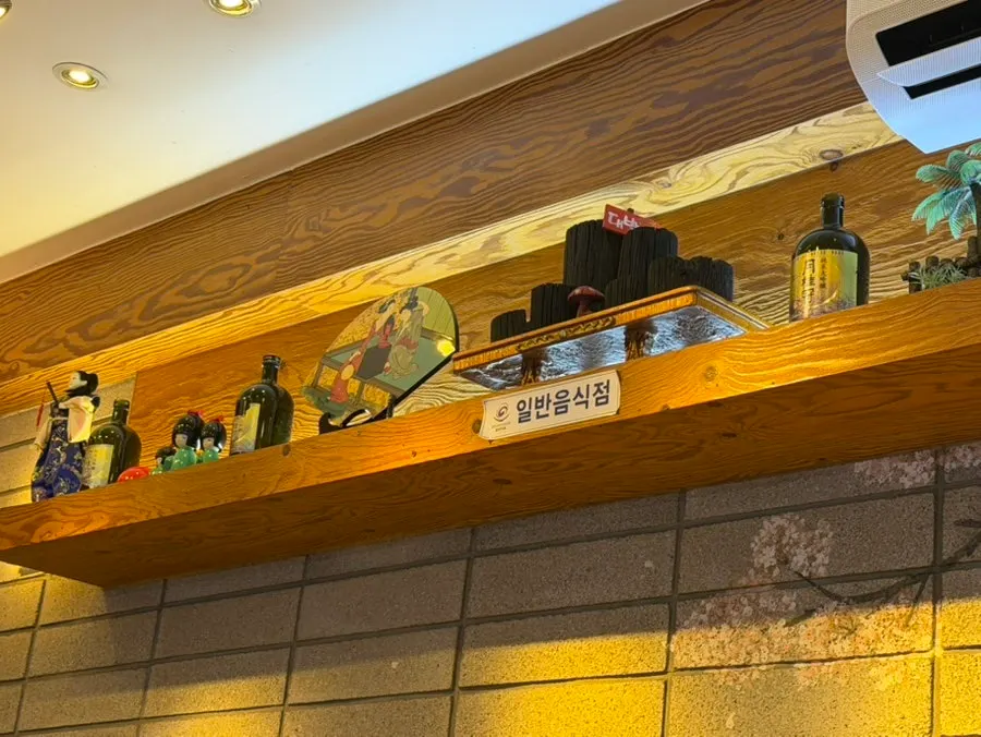 Japanese-style decor pieces around the restaurant