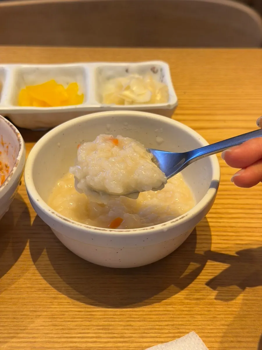 Warm porridge and jjolmyeon served before the meal