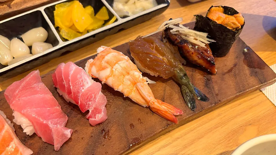 A plate of special sushi, 10 pieces