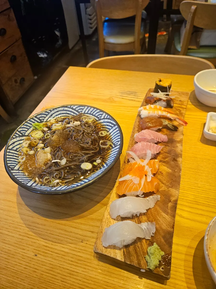 광어·연어·참치 순서로 놓인 초밥