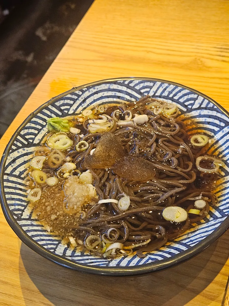 성게알 초밥이 포함된 초밥 접시