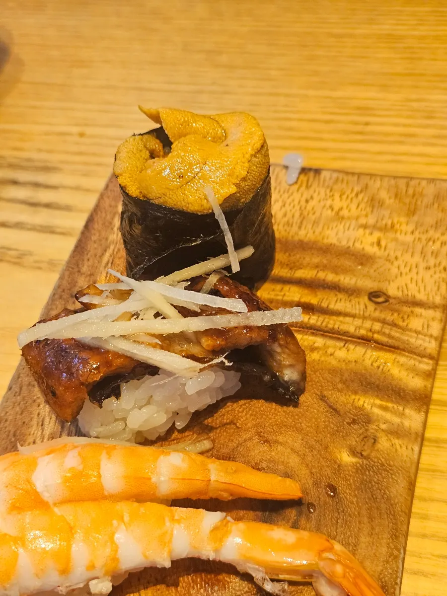 추가 주문한 성게알 초밥