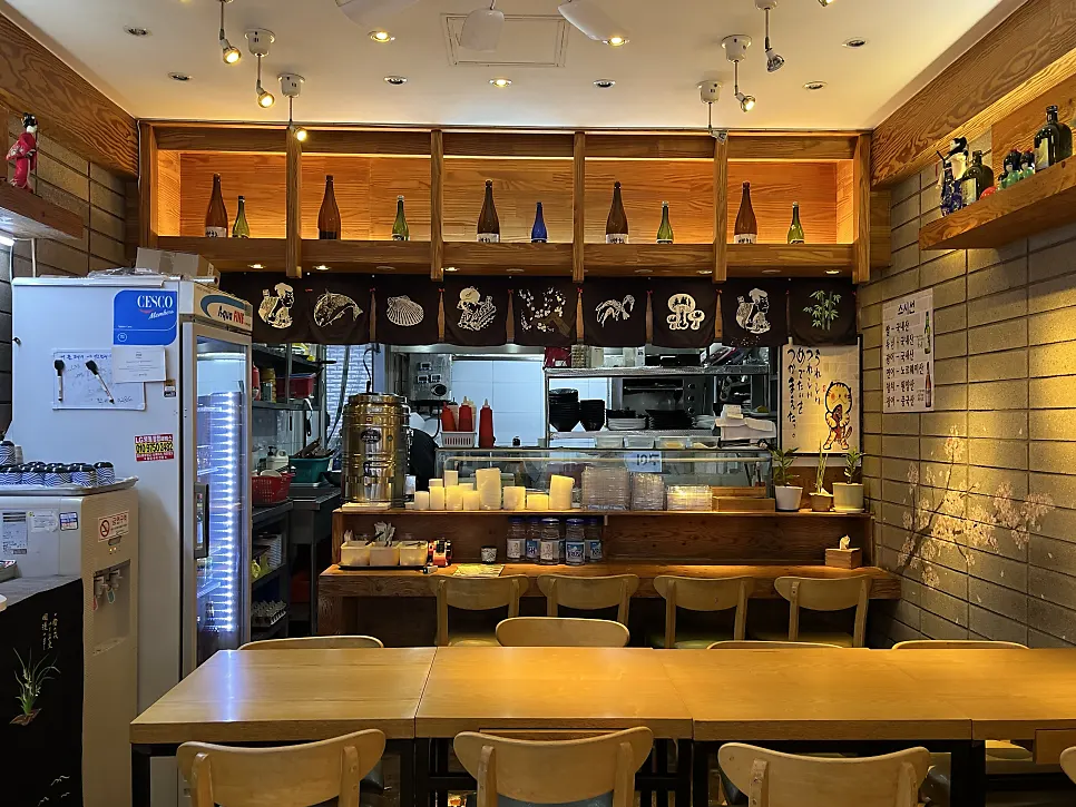 Interior of Susi Seon Bangi Branch with Japanese-style objects and sake bottles