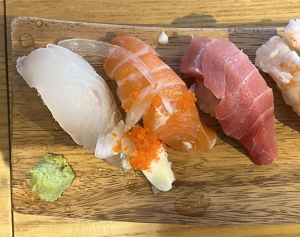 Thick-cut tuna sushi included in the basic set
