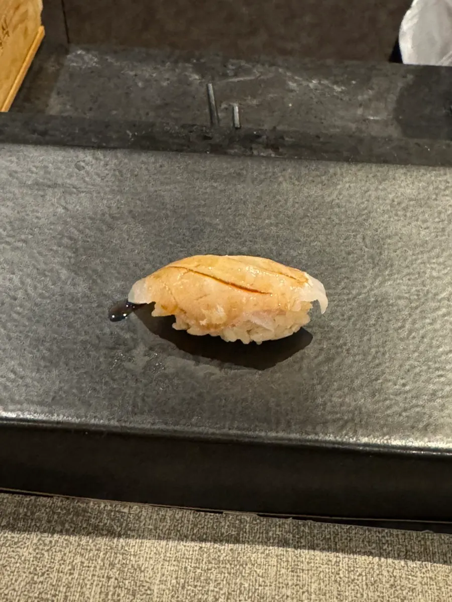 간장 소스를 바른 도미 뱃살 스시