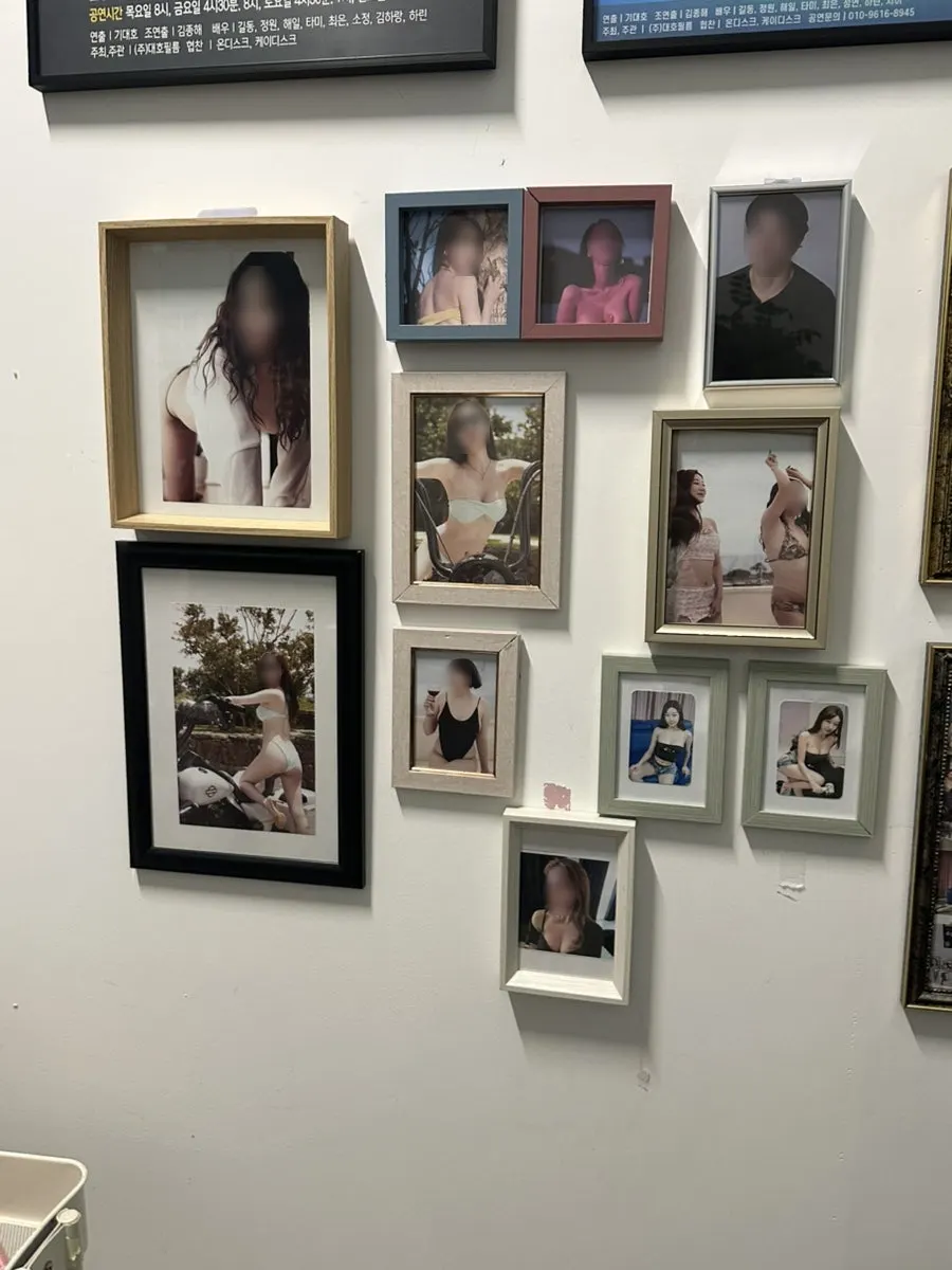 나인 씨어터 로비 공연 안내 게시물