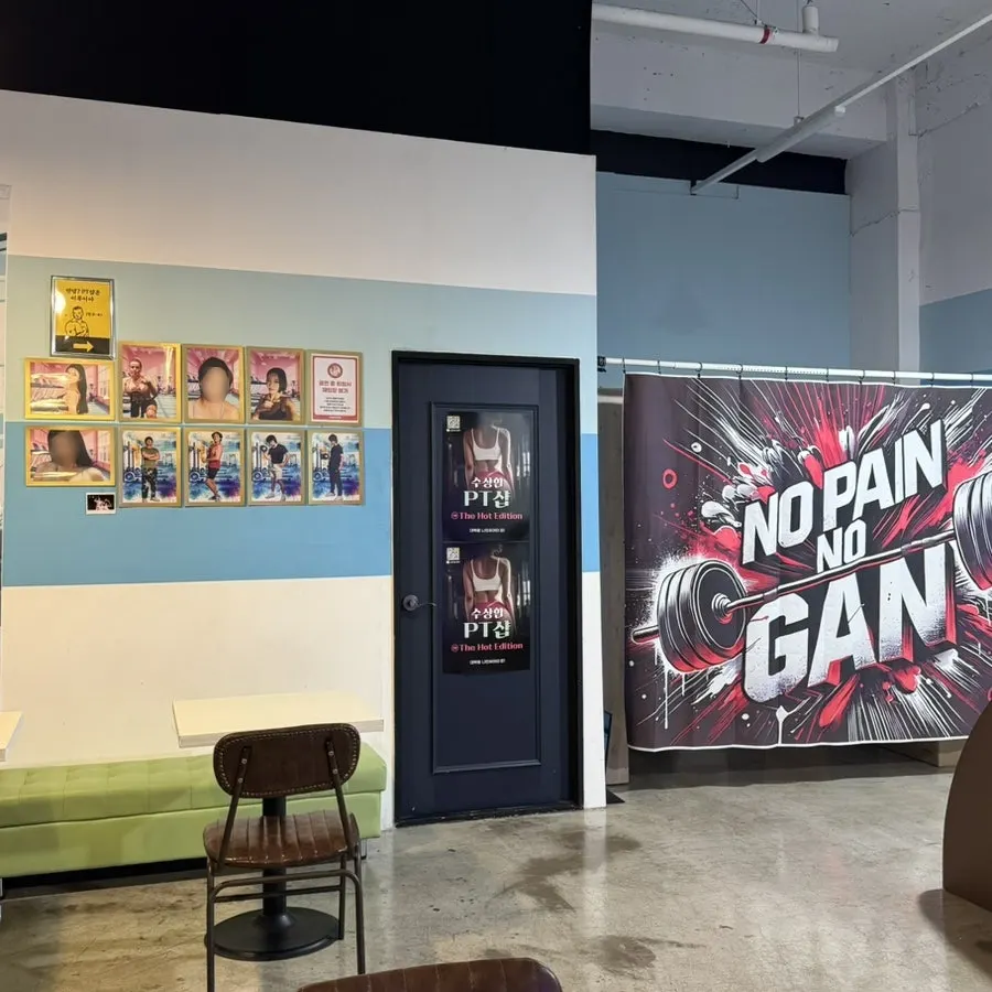 차와 물이 준비된 관객 대기 공간