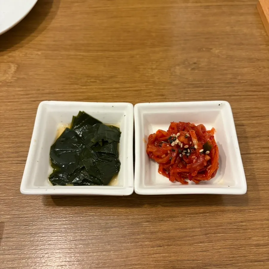 수수연남 기본 찬 두 가지가 놓인 상차림