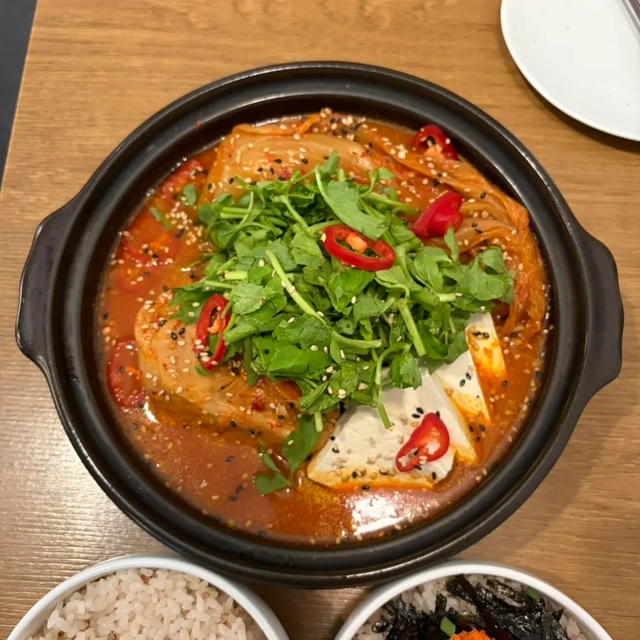 푸짐하게 차려진 김치찜 상차림