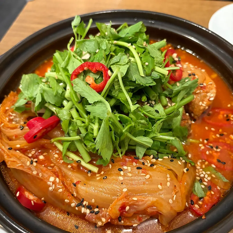 김치가 넉넉히 들어간 김치찜 냄비