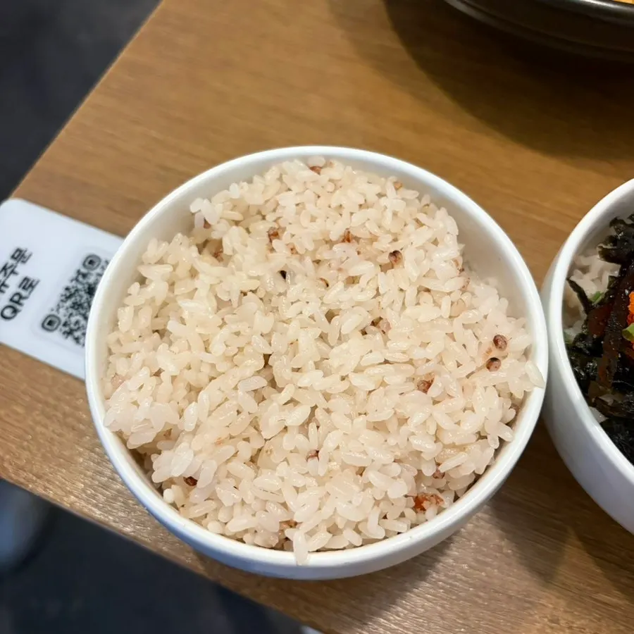 김치찜 국물과 함께 먹는 날치알수수밥