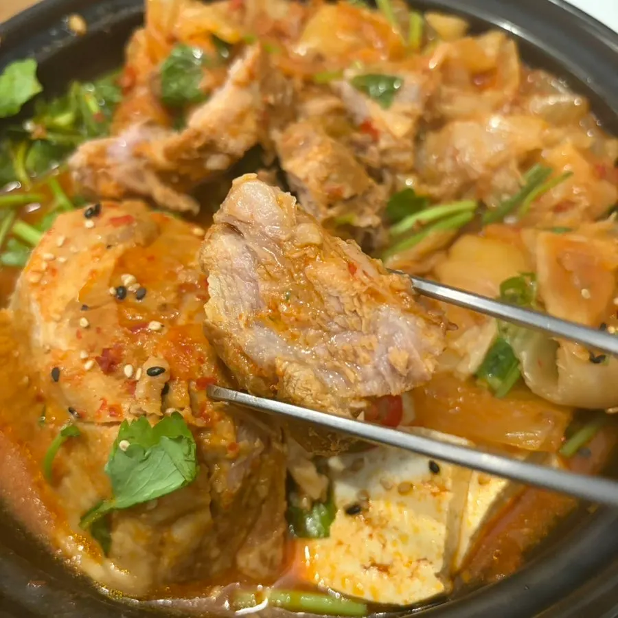 수수밥과 김치찜을 함께 놓은 상