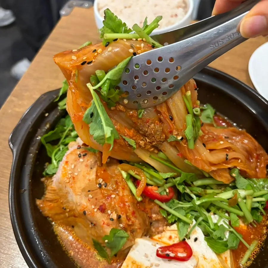 미나리가 올라간 김치찜 국물