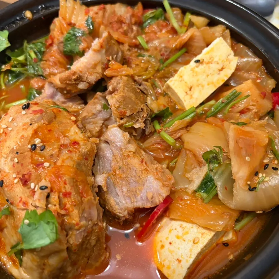 밥에 올린 푹 익은 김치찜 김치