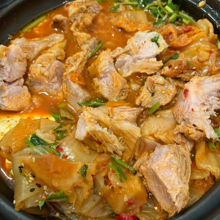 두툼한 수비드 목살 한 점