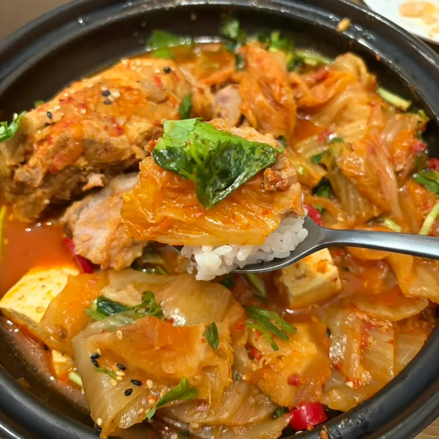 한 입 크기로 자른 김치찜 목살