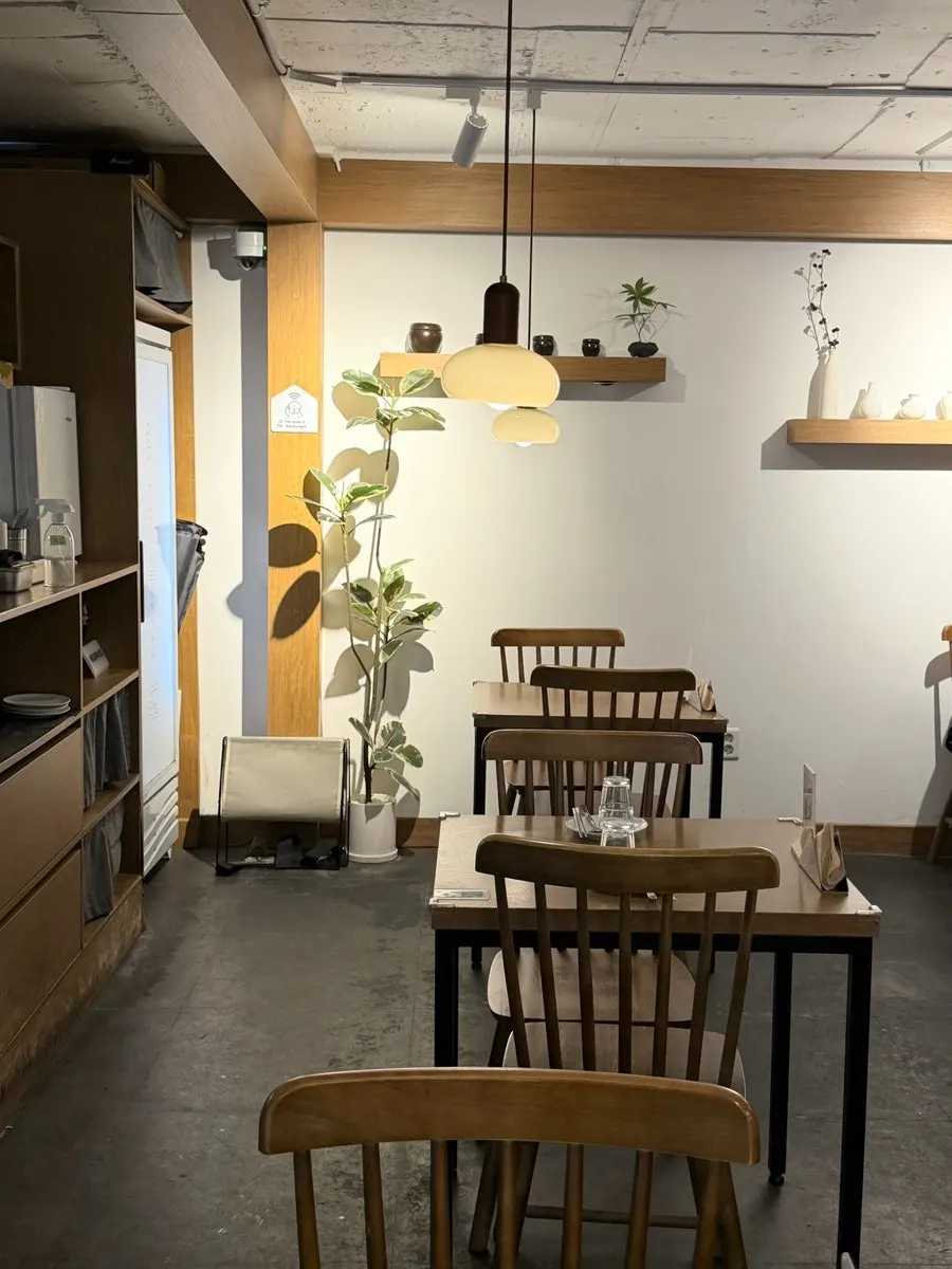 수수연남 내부 테이블 전경
