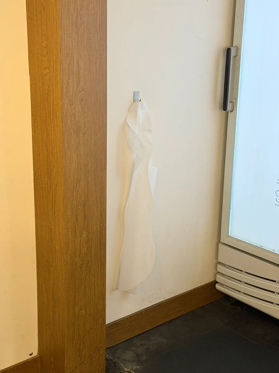 수수연남 음료 냉장고와 앞치마 비치 공간