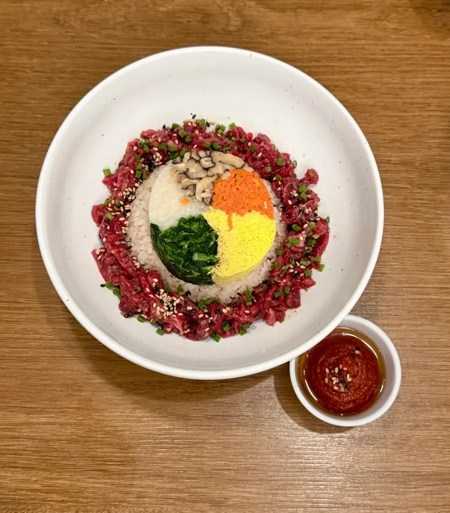 육회 비빔밥과 김치전, 삼겹수육 한 상 차림