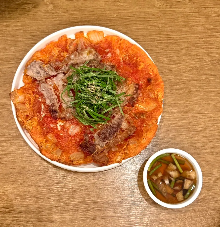 오색 나물이 정갈하게 올라간 육회 비빔밥